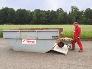 Container mit Klappe für bequeme, einfache Bauschuttentsorgung 