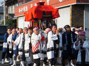 栄町を渡御する神輿（平成24年10月7日午前8時頃）