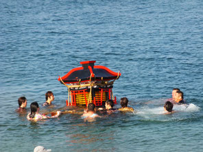 故事に則り神輿を海中から引き揚げる（平成24年10月7日大濱海岸）