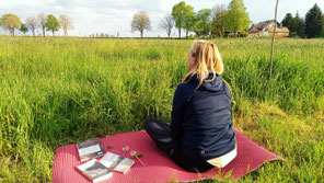 Frauen-Wildnis-Wochenende: Naturzeit für dich – Sitzen in der Wiese