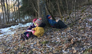 Kinder im winterlichen Wald