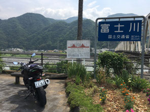 R52の直前富士川の川岸で