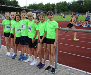 Die U14 nach ihren Starts. Im Hintergrund läuft die Mixed-Staffel der Jugend.