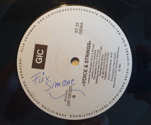 Handgeschriebene Widmung auf einem Plattenlabel; Privatpressung "Voice And Stings" (GER 1982)