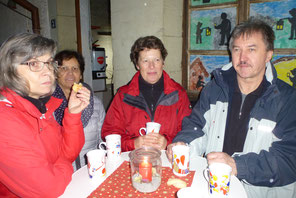 Nette Gespräche in froher Runde am Backhaus.