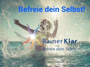 Ein plantschendes Kind im Wasser mit Schriftzug: Befreie dein Selbst - Rainer Klar