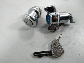 Satz Schließzylinder Türschoss + Kofferraumschloss Moskwitsch 412/2140/Izh. Set Boot lock + Locking barrel door lock Moskvich 412/2140/ISH. Замки двери и багажника с ключами МОСКВИЧ 412/2140/Иж.