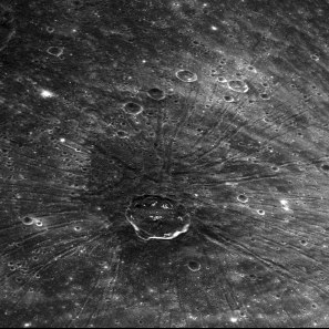 Nahaufnahme von "The Spider", dem Zentrum des Caloris-Beckens und dem Kraterprofil des Kraters Apollodorus.
