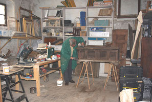 Il laboratorio di restauro del legno, a Villa Cedri, in collaborazione con Elviro Lombardi
