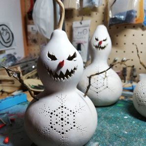 ハロウィンを引きずっているスノーマン