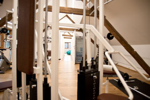 verschiedene Fitnessgeräte in einem freundlichen, schönen Raum