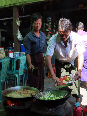 Köche auf dem Markt in Kalaw