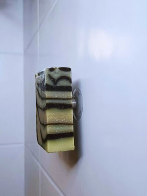 Le porte-savon aimanté est simple d'utilisation, sans perçage ni collage. C'est une solution durable et zéro-déchet fabriquée en France dans le Maine et Loire.