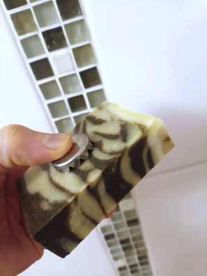 Une fois la capsule métallique insérée au centre du savon solide, vous pouvez l'aimanter à la ventouse murale. Ce système garanti un séchage complet du savon.