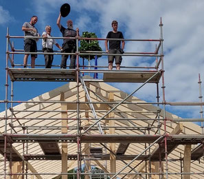 Richtfest auf der Blockhaus-Baustelle - Holzhaus in Blockbauweise - Wohnhaus - Einfamilinhaus