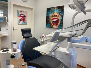Zahnarzt Praxisraum in Berlin Marzahn in der Zahnarztpraxis am Eastgate Center bei Frau Dr. Britta Moosreiner und Dr. Viktoris Ansorg