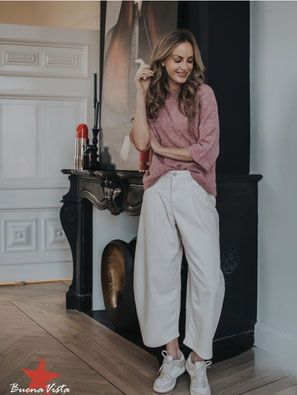 Mode Winter 2025, Pullover braun/weiß geringelt und einer braunen Hose an einem Model mit einer Tasche in der Hand, zu kaufen bei Ollies Fashion, Mode Geschäft in Münster