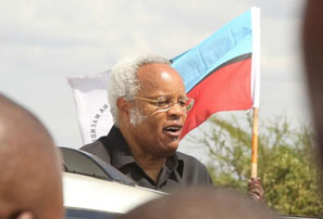 Lowassa (im Hintergrund die Parteiflagge)