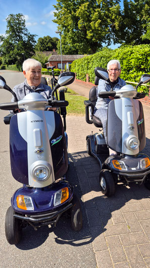 Bewohnerinnen auf E-Mobilen unterwegs