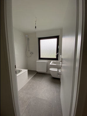 Badsanierung - neue Aufteilung mit Dusche und Badewanne 