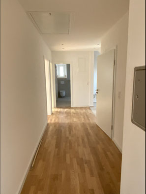 Nachher großzügiger Flurbereich mit offener Kücher und neu angelegtem Badezimmer