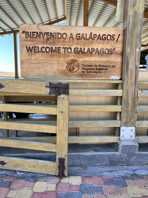 Wooden sign "Welcome to Galapagos" Bienvenido a Galapagos