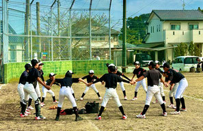 試合前に気合を入れる少年野球チーム福岡ボンバーズの部員たち