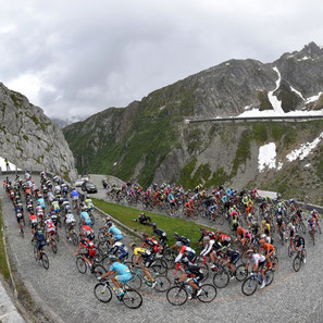 Radprofis fahren bei der Tour de Suisse über die Tremola aus dem Tessin zum Gotthardpass hinauf.  Foto: Pixathlon