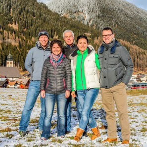 Das Team von Viva Disentis mit Stefan Schwenke, Judith Huonder, Hans Möckli, Corinne Staub und Michel Pola vor der Kulisse von Kloster und Ort Disentis. Foto: Dany Deflorin