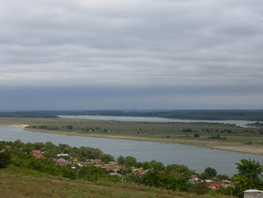 Die Donau beginnt sich zu Teilen. Zwei von drei Armen