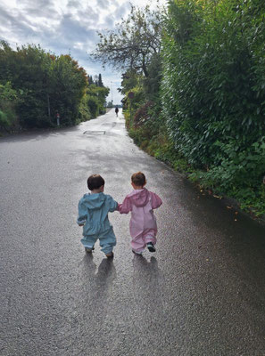 Zwei Kinder spazieren draussen bei der Tagesmutter in Urdorf