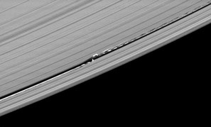 Aufnahme einiger Wellen-Störungen im A-Ring durch Daphnis, aufgenommen von Cassini am 11. Juli 2009 aus 496.000 Kilometern Entfernung.