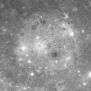 Das Caloris Planitia, welches sich hier besonders farblich von den umliegenden Ebenen unterscheidet. Die Krater im Becken sind jünger. Rechts von der Bildmitte befindet sich "The Spider". Der etwas dunklere Krater unterhalb der Bildmitte heißt Atget. 