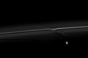Prometheus und eine von ihm erzeugte Störung im F-Ring, Aufnahme von Cassini aus einer Entfernung von 950.000 Kilometern.