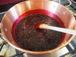Cuisson de la confiture de mûres bio dans une bassine en cuivre traditionnelle.