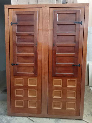 Trabajo ebanistería de ventana doble de madera.