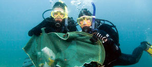 Dive against debris, diver collecting debris underwater