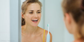 Sorgfältiges und regelmäßiges Zähneputzen ist eine der besten Maßnahmen gegen Mundgeruch. (© themanofsteel - Fotolia.com)
