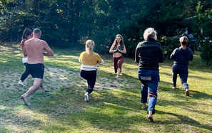 Inga Mücke unterrichtet eine Yoga Gruppe in der Natur