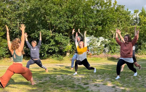 Inga Mücke unterrichtet eine Yoga Gruppe in der Natur