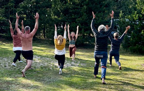 Inga Mücke unterrichtet eine Yoga Gruppe in der Natur
