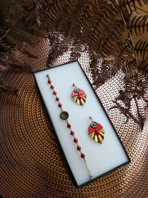 parure Rouge et dentelle dorée 55 €