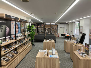 auショップ湘南台左手前側から見た店内