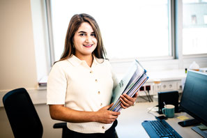 Nafisa Ayaz beim Arbeiten