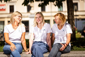 Mitarbeiterinnen im Gespräch am Domplatz