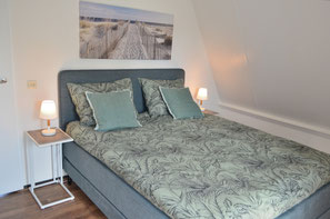 Ferienhaus Zeeduin Luxus-Boxspringbett Schlafzimmer 1 
