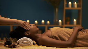 massage ayurvedique à l'huile de sésame chaude 