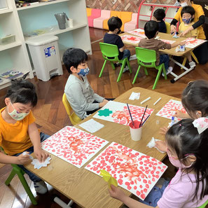 折り紙の桜の花を貼って…