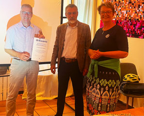 Daniel wird von unserer Präsidentin Steffi und unserem Sekretär Jens in unseren Club aufgenommen