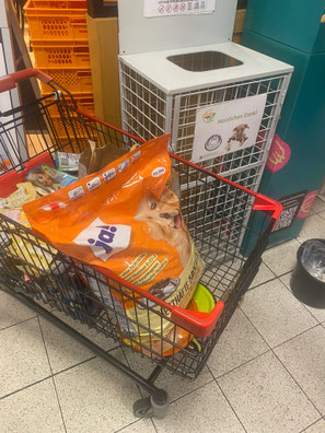 2025_10_14 Spendenkorb Leerung Kaufland_ Foto: Engels